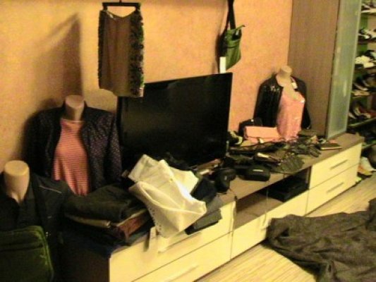 Percheziţii în Constanţa: haine furate din Spania şi Italia, depozitate într-un apartament din Mamaia şi vândute doritorilor